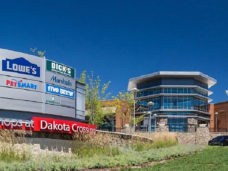 Dakota Crossing Restaurants & shopping