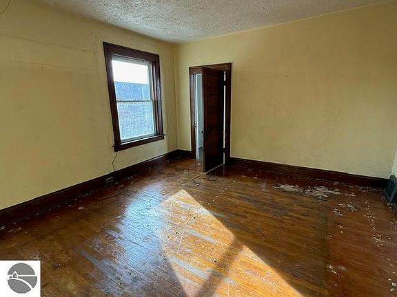 5th image of 319 E Nelson St