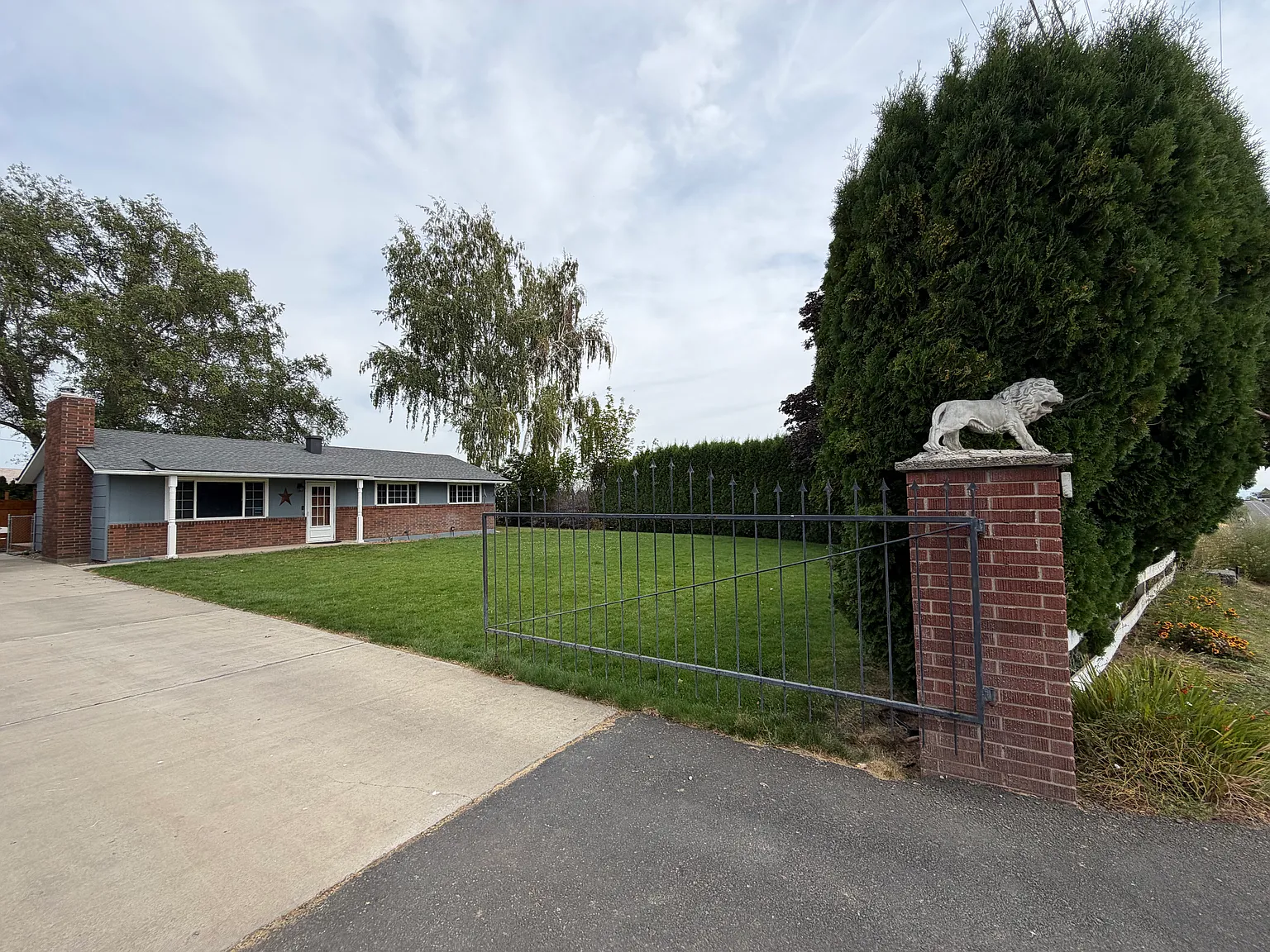 3 bed, 1.5 bath, 1008 sqft, $2,600 — Photo 1