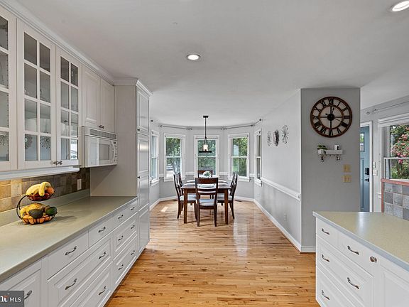 5th image of 217 Stratford Ave