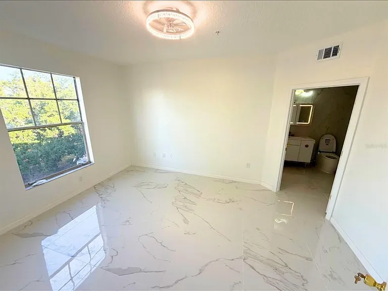 5560 Metrowest Blvd — Photo 11