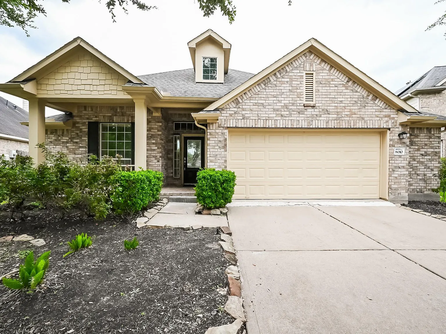 3 bed, 2.0 bath, 2260 sqft, $2,500 — Photo 1
