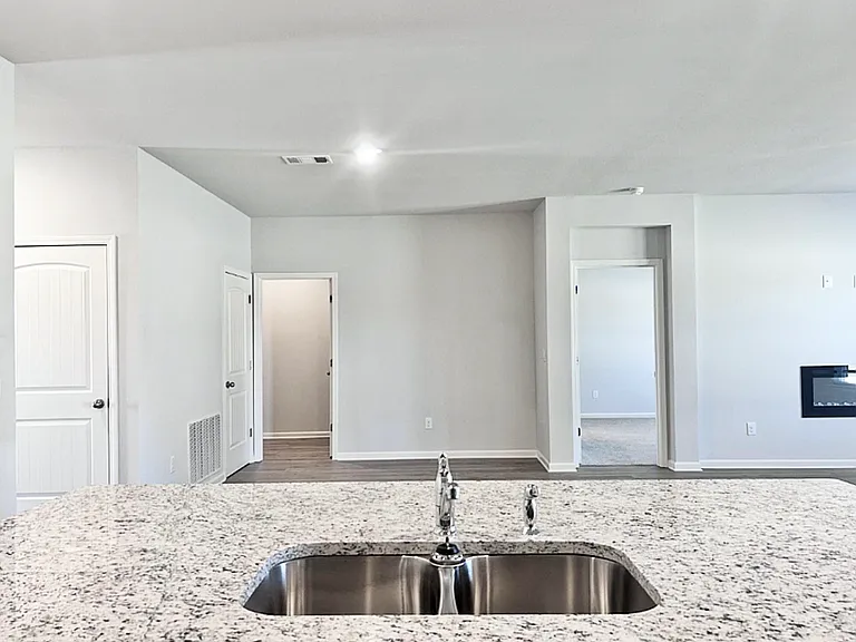 724 Edgemont Cir — Photo 6
