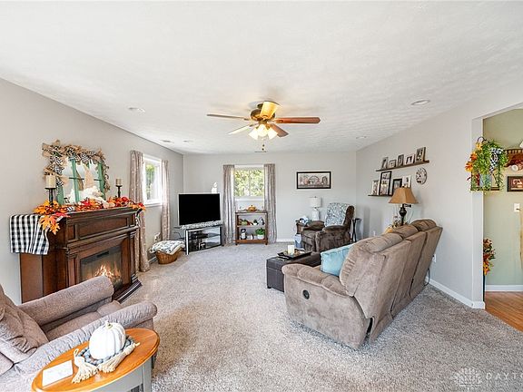 4th image of 209 Charles Pl
