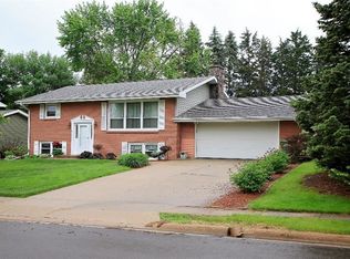 1051 11th Ave N, Clinton, IA 52732