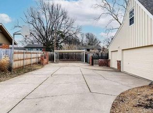 1302 N Willow Ln, Wichita, KS 67208