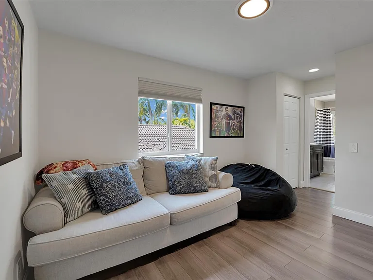 1070 Bluewood Ter — Photo 43