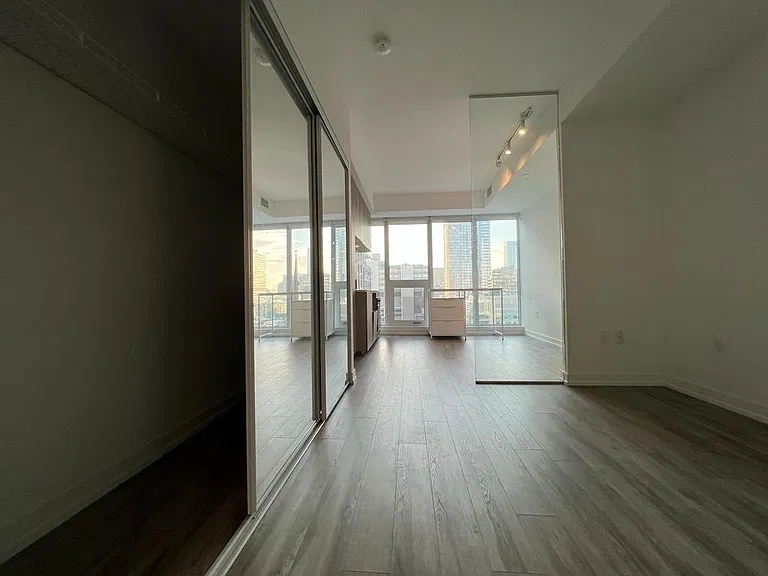 75 Shuter St #2015 — Photo 27