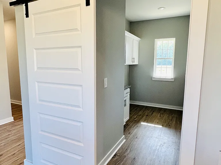 731 N Main St — Photo 11