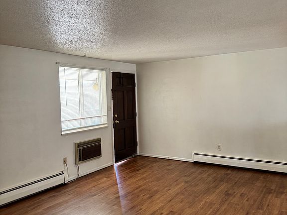 2nd image of 1441 Emery St APT 202