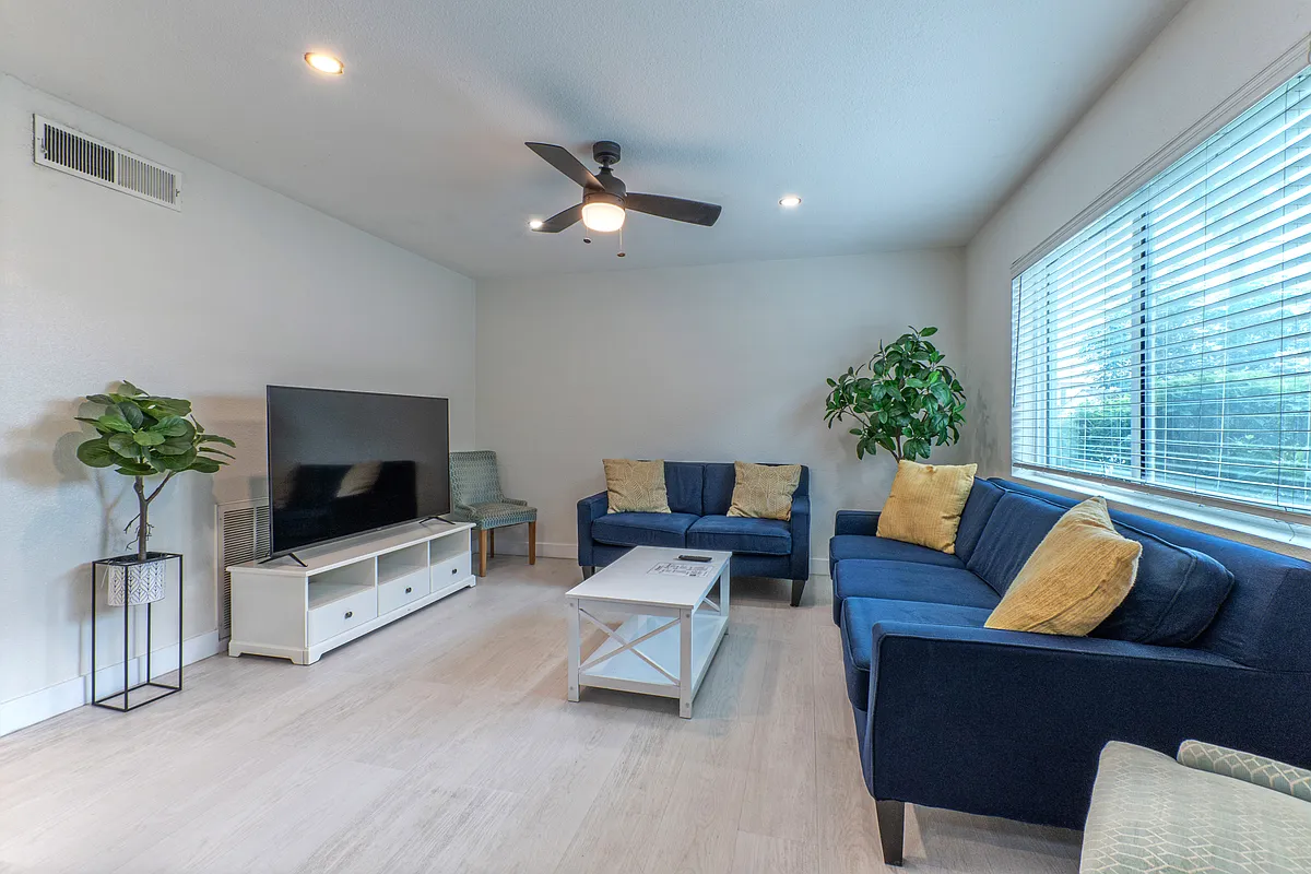 Building Photo - 1133 S Farmer Ave #2
