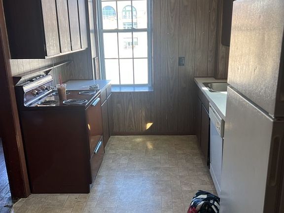 4th image of 736 1/2 Massachusetts St #550