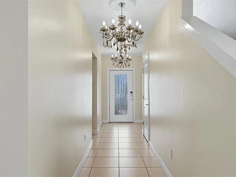 9108 Royal River Cir — Photo 4