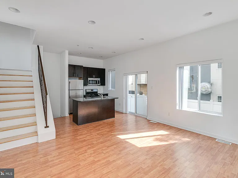 228 W George St #218 — Photo 5