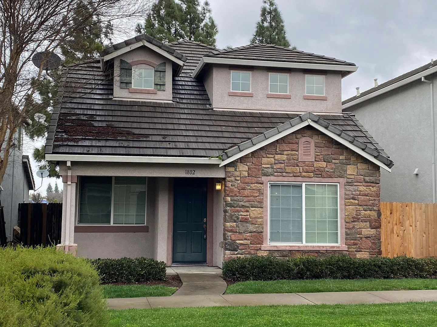 Lovely Three Bedroom Home in Gated Community — Photo 1