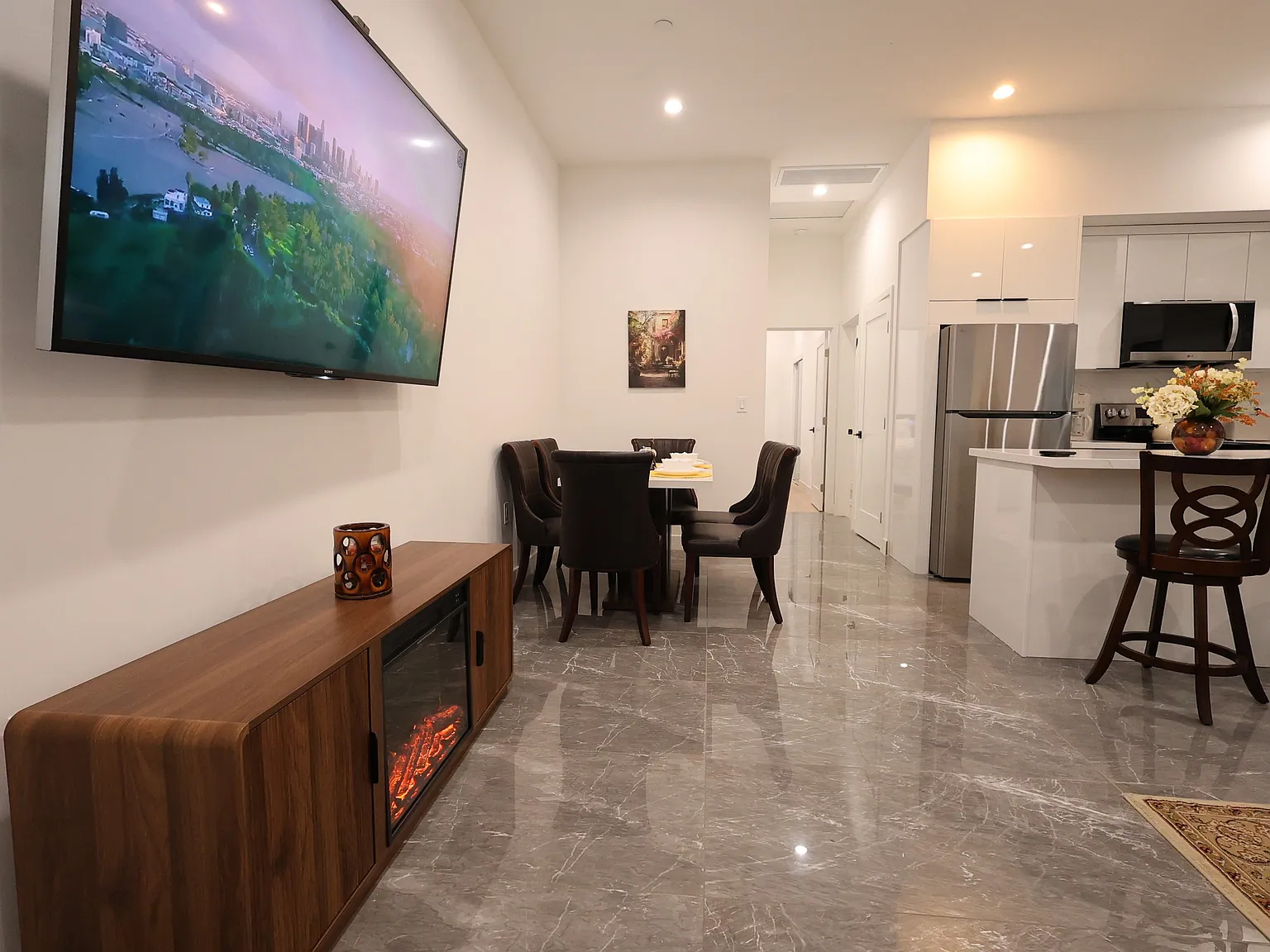 2 bed, 779 sqft, $3,995 — Photo 3