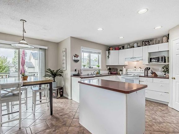3rd image of 157 W Creek Cres