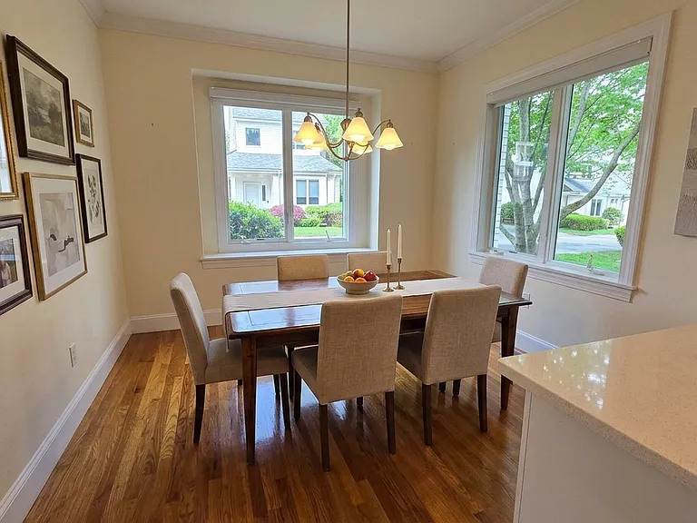 910 W Roxbury Pkwy — Photo 3