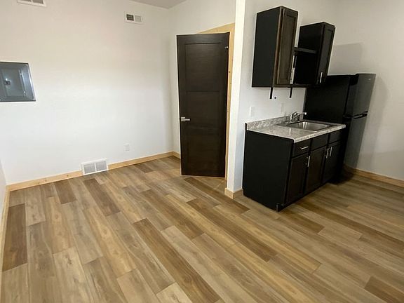 5th image of 907 S Broadway St #35