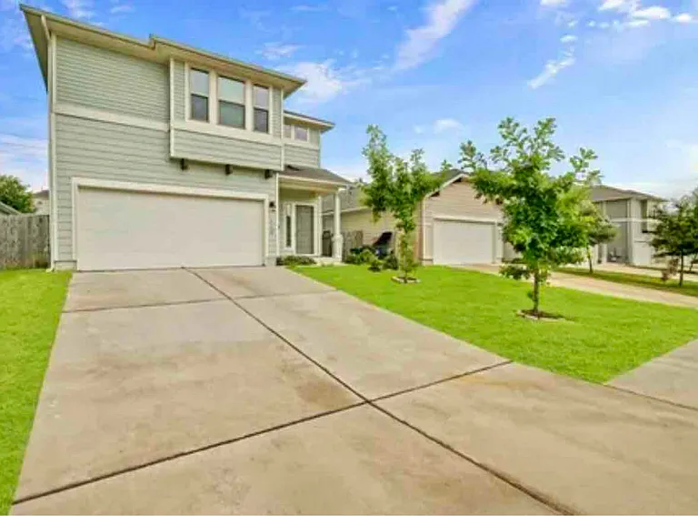 400 Eagle Brook Ln — Photo 1