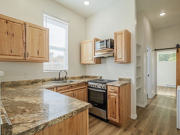 4th image of 303 Mountain View St #1