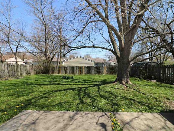 3rd image of 3227 Chaucer Dr