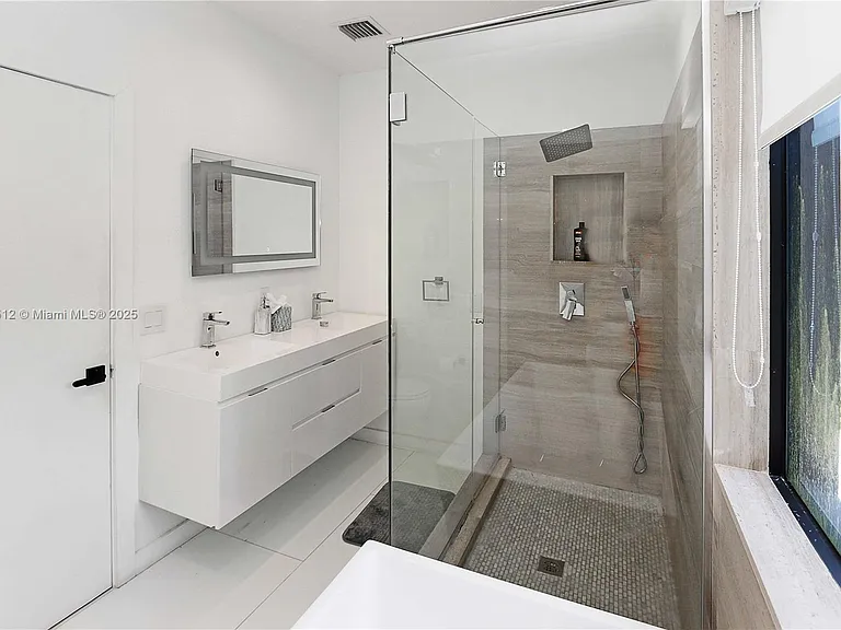 1109 NE 89th St — Photo 31