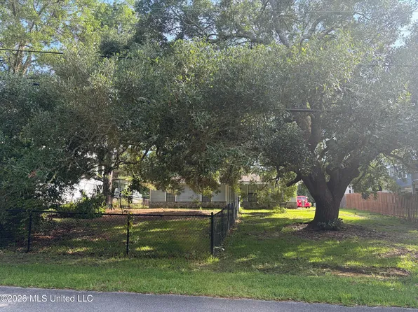 263 Pine Ridge Dr, Waveland, MS 39576