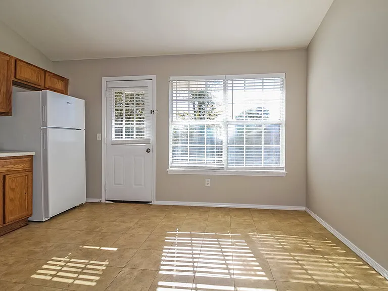 1016 NW 14th Pl — Photo 5