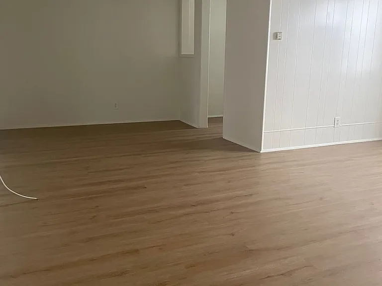 320 S Elm Dr — Photo 2