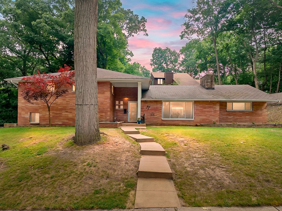 1st image of 32 Woodmer Ln