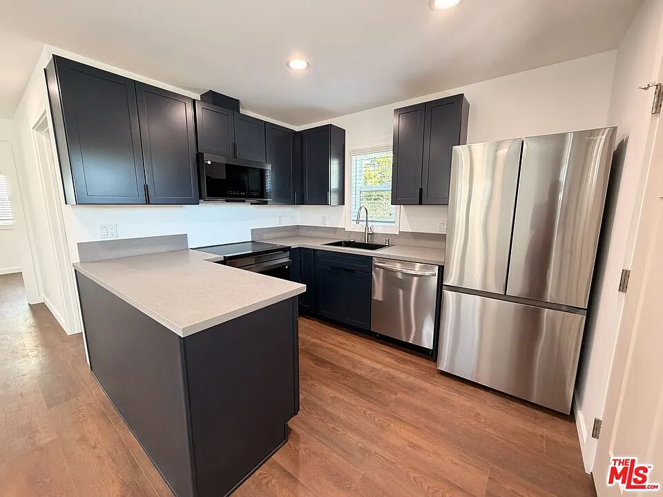 2 bed, 1.0 bath, 900 sqft, $3,500 — Photo 2