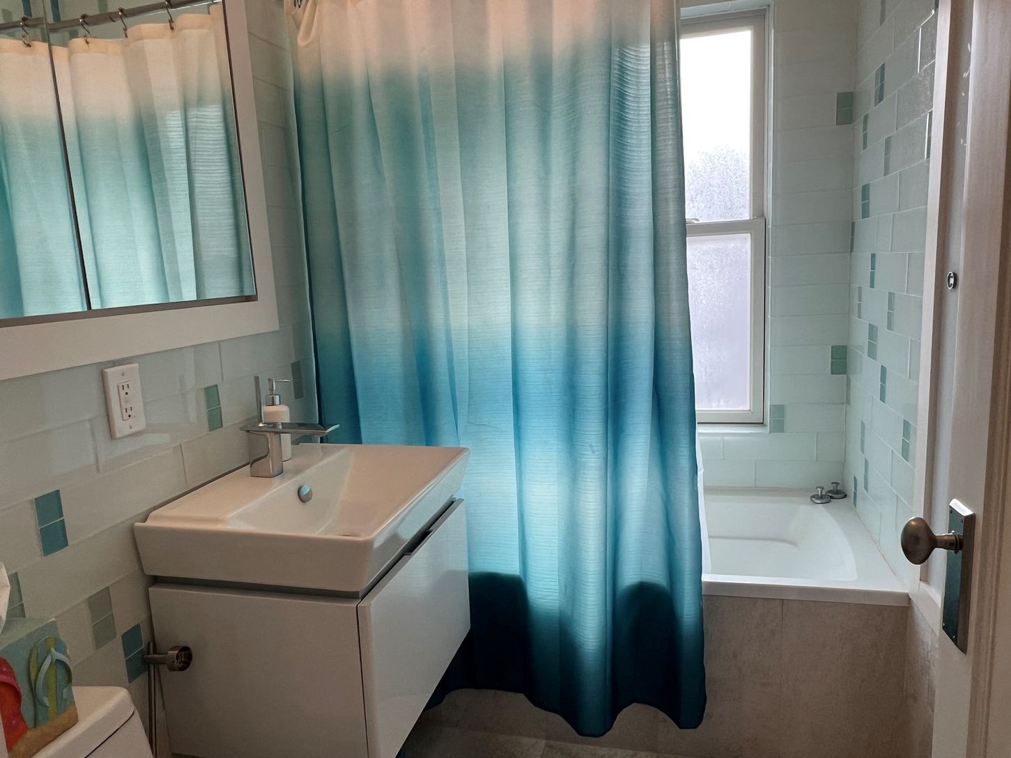 Full guest bathroom, shower and tub.