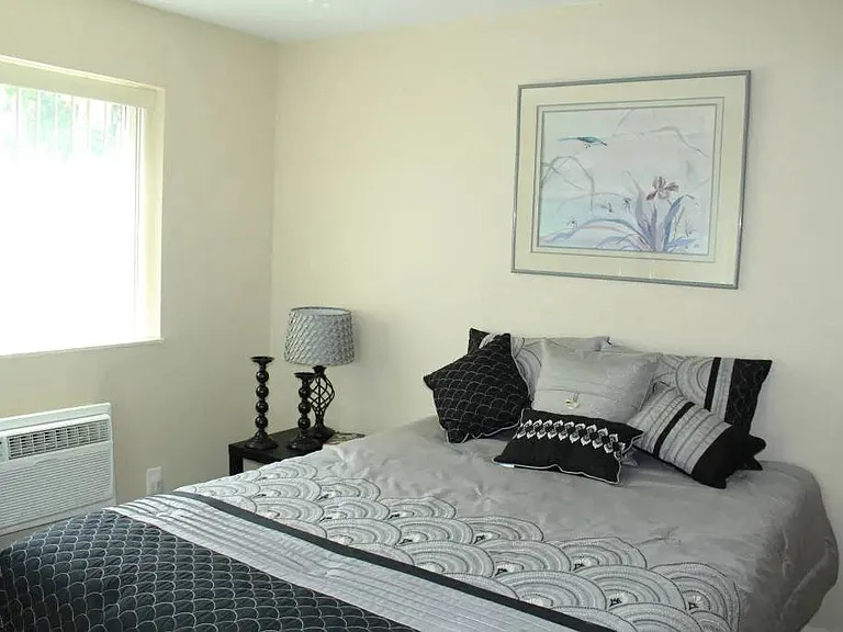 Bel Aire Apartments — Photo 16