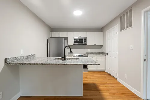 852 N May St Photo 1