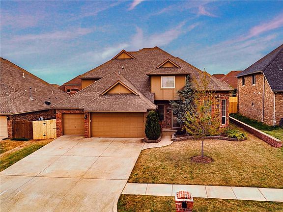 2nd image of 924 Justin Dr