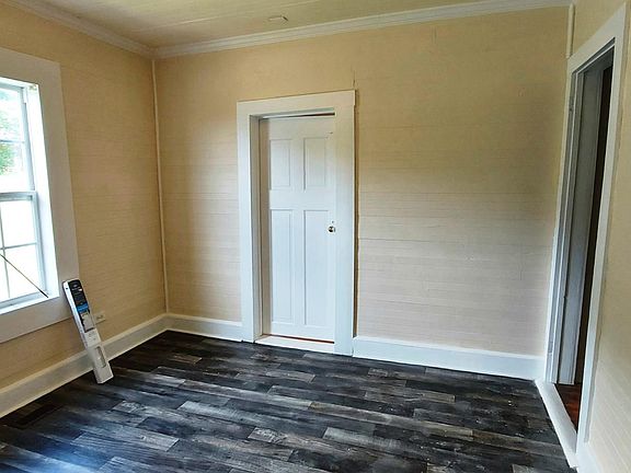 Flex room opens to main bedroom, kitchen & livingroom.