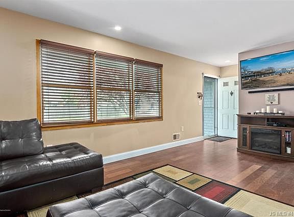 4th image of 301 Cedar Dr