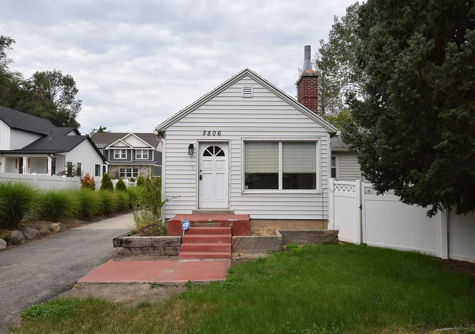 Secluded 4 Bed Holladay Home in Quiet Neighborhood with Mountain Views!! — Photo 1