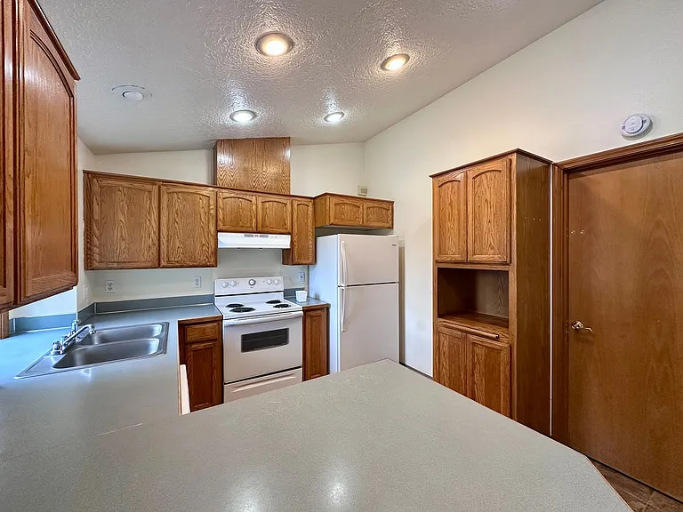 Adorable and Spacious!! Troutdale Duplex in Cul-de-sac!! — Photo 1