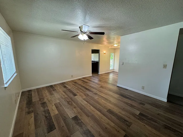 1043 W Nevada Ct — Photo 2