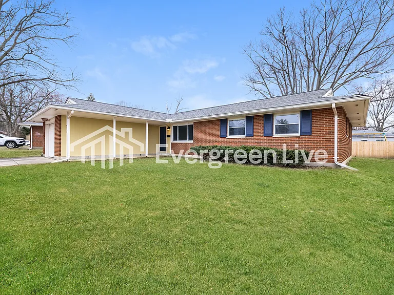 211 Silverstone Dr — Photo 2
