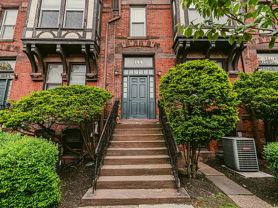 130 Gibbs St #4