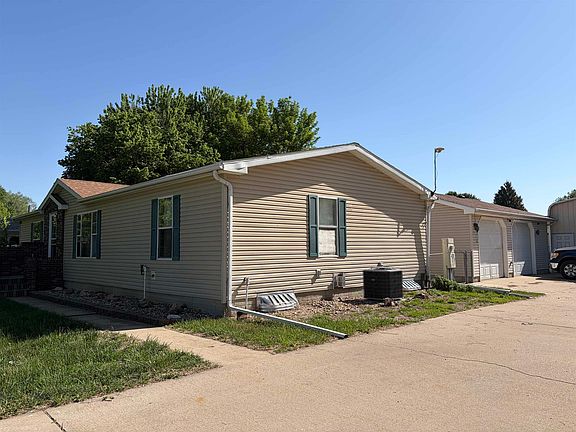2nd image of 1302 Oak St