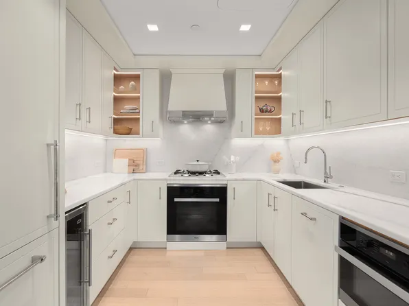 200 East 83rd Street image 6 of 25