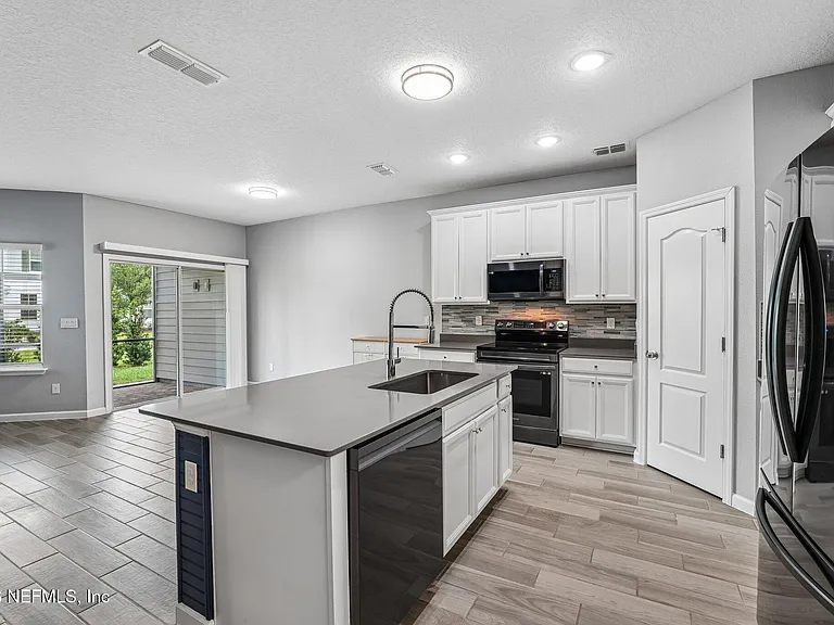 120 Appleton Ct — Photo 17