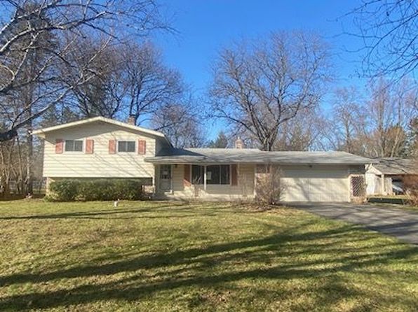 6111 Woodmoor Dr, Burton, MI 48509