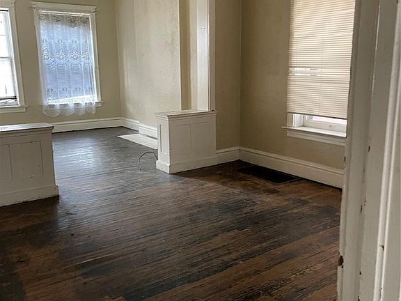 4th image of 4412 Clarence Ave