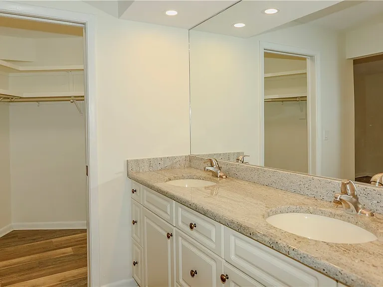 5654 Eichen Cir W — Photo 16