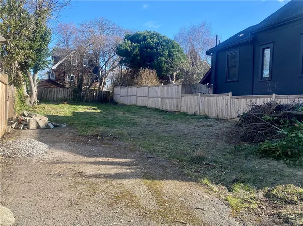 2017 Cameron St, Victoria, BC V8T 3N4